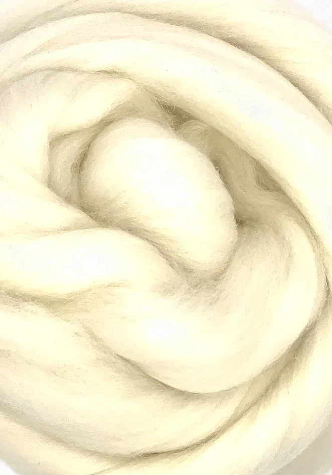 A close up of a white roving displaying Fresh Lotus Design's Fiber Facts.